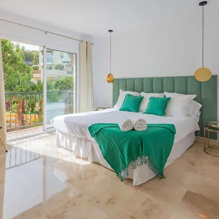 Apartment Vacation Los Pinos: Elegant Golf Retreat Near Puerto Banus